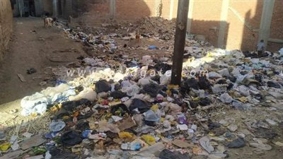 محافظ أسوان يعاقب شركة النظافة بعد رصد تراكم القمامة