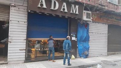 حملات مكبرة لتنفيذ قرار غلق المحلات بشوارع الإسكندرية | صور