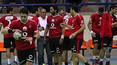 مدرب يد الأهلي يتابع استعدادات لاعبيه إلكترونيا