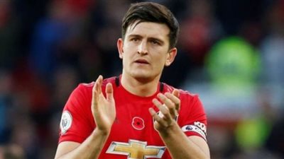 نجم مانشستر يونايتد يتبرع بصناديق طعام للمسنين في بلدته