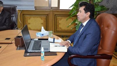 عبر الفيديو كونفرانس.. وزير الرياضة يوجه بالتوسع في تنفيذ الأنشطة 