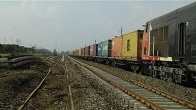 بسبب الجرار.. تعطل قطار بضائع بمزلقان 
