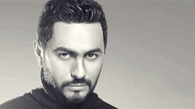مجهول ينتحل شخصية تامر حسني ويوجه إهداءات وأغاني بصوته.. والفنان يقاضيه