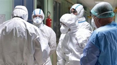 عودة أطباء جامعة أسيوط سالمين بعد قضائهم 14 يوما عملا بمستشفى العزل في إسنا