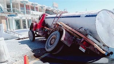 انتشال سيارة بعد هبوطها فى غرفة مياه بمدينة الغردقة | صور