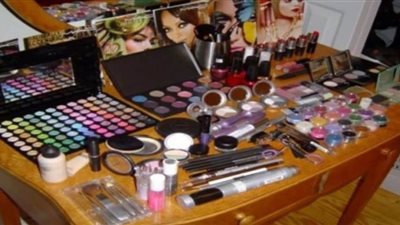 مصادرة 63807 عبوات مستحضرات تجميل ومستلزمات طبية مجهولة المصدر بالهرم