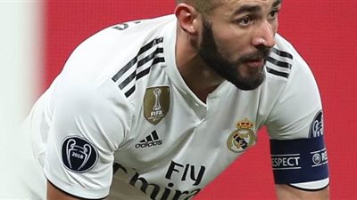 بنزيما ينضم لمبادرة مكافحة كورونا بقميص يحمل توقيعه.. اعرف قيمته