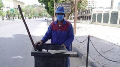 نائب محافظ القاهرة تشدد على ضرورة توفير الكمامات لعمال النظافة | صور
