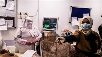 «بالشوكولاتة ورسائل الدعم».. نائب محافظ مطروح تتفقد العمل والأطقم الطبية بالمستشفى العام