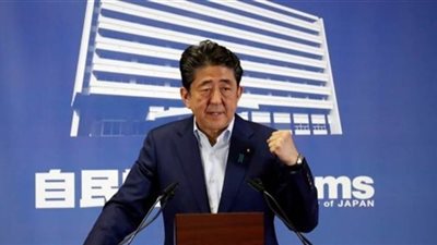 رئيس وزراء اليابان يدعو إلى الامتناع عن زيارة الأماكن الترفيهية