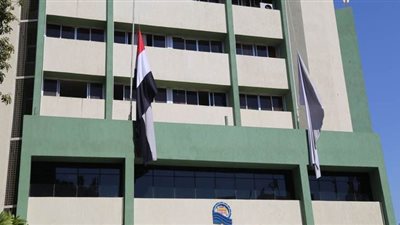 تطهير وتعقيم شباك التذاكر والكباري العلوية بمحطة سكك حديد قنا | فيديو