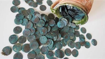 اكتشاف كنز مخبأ تحت الأرض منذ 300 عام أثناء ترميم كنيسة قديمة في سلوفاكيا