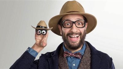 أحمد أمين يعزف على الكمانجة: 