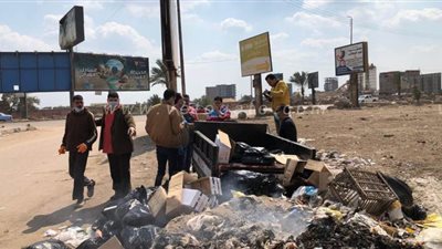ضبط مركز طبي يتخلص من نفاياته وسط مخلفات القمامة بالمنصورة