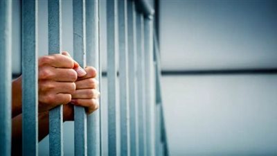 حبس مقاول لحيازته بندقية آلية في المعصرة