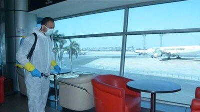 جمارك مطار القاهرة تواصل أعمال التعقيم للوقاية من كورونا