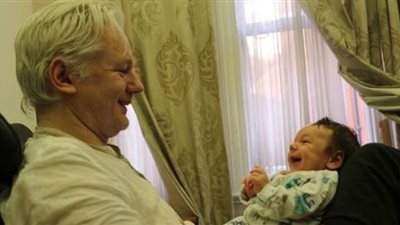 مؤسس ويكيليكس ينجب طفلين بسفارة الإكوادور في لندن | صور