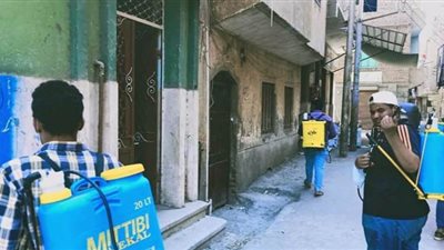 فرق شبابية لتطهير قري دشنا بعد إصابة مواطن بفيروس كورونا | صور