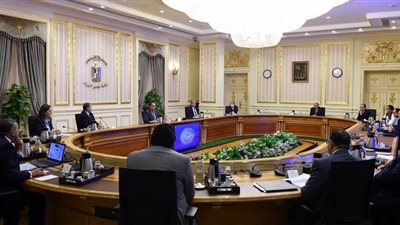 مدبولي يتابع إجراءات صرف منحة العمالة غير المنتظمة.. تخصيص خط ساخن برقم 142 للاستعلام.. والصرف من منافذ البنك الزراعي ومكاتب البريد و600 مدرسة