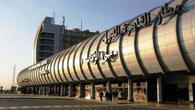 مطار القاهرة يشهد مغادرة طائرتين لنقل سائحين بريطانيين عالقين