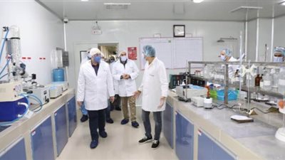 محافظ بني سويف يتابع إجراءات الوقاية من كورونا على عمال المصانع