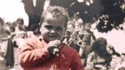 محمد هنيدي يسترجع طفولته بطريقة كوميدية