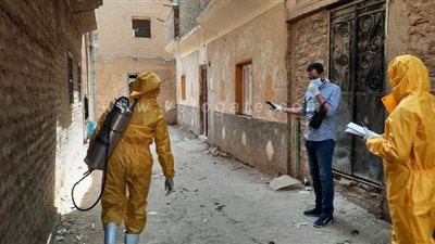 تطهير وتعقيم مواقع العمل ومواقف سيارات قنا لمواجهة كورونا|صور