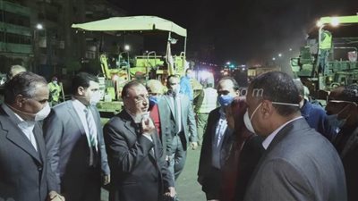 مرتديا الكمامة.. محافظ الإسكندرية في جولة بالعجمي سيرا على الأقدام | صور