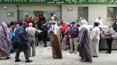 تجاهلوا تحذيرات الدولة.. زحام المواطنين أمام البريد لصرف منحة العمالة غير المنتظمة | صور
