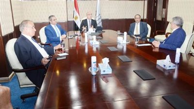 وزير الإسكان يتابع الإجراءات الوقائية لحماية العاملين بالمشروعات من فيروس كورونا