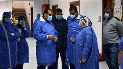 رئيس جامعة القناة تتفقد مركز العزل المبدئي بالمستشفى الجامعي