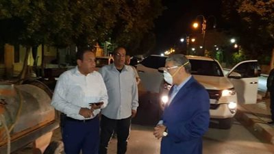 محافظ المنيا يتابع رش وتطهير عدد من الشوارع والمباني وقت الحظر