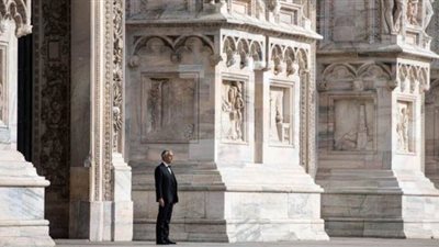 اندريا بوتشيلي يغني بمفرده في عيد الفصح | فيديو