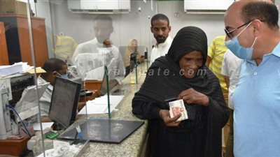 محافظ أسوان يتابع إجراءات صرف منحة العمالة غير المنتظمة