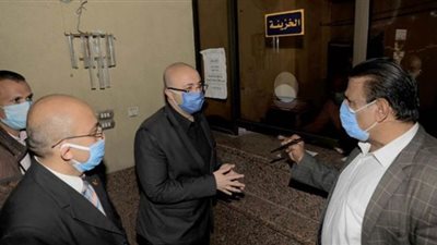 محافظ بني سويف يوزع الكمامات خلال صرف العمالة غير المنتظمة المنحة | صور