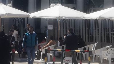 مظلات وتطهير أمام مكاتب بريد مرسى مطروح لاستقبال العمالة غير المنتظمة