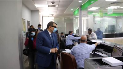وزير القوى العاملة يشدد على التباعد المجتمعي أثناء صرف منحة العمالة غير المنتظمة | صور