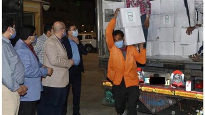 شباب البرنامج الرئاسي يوزعون 5 آلاف كرتونة للمتضررين من أزمة كورونا | صور