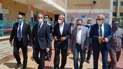 وزير الاتصالات يتفقد أعمال صرف المنحة الأولي للعمالة غير المنتظمة بالقليوبية