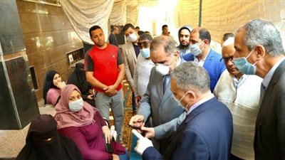 محافظ كفر الشيخ يتفقد انتظام صرف منحة العمالة غير المنتظمة | صور