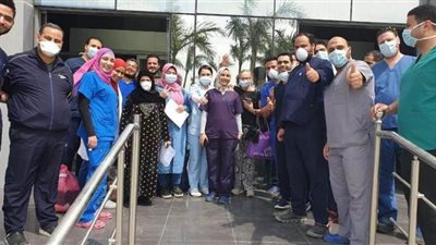 بغنوة وصوت كمنجة.. طبيب يخفف عن زملائه في مستشفى أبي خليفة للعزل | صور