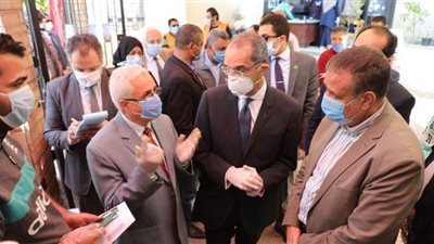 محافظ المنوفية ووزير الاتصالات يتابعان صرف منحة العمالة غير المنتظمة بقويسنا