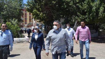 محافظ البحر الأحمر يتفقد أماكن صرف منحة العمالة غير المنتظمة بالغردقة | صور