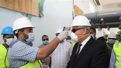 محافظ قنا يتفقد الإجراءات الوقائية بالمشروعات القومية | صور