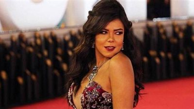 ناهد السباعي تخطف الأنظار مع الحصان في أحدث جلسة تصوير