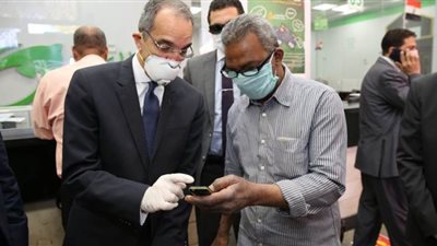 وزير الاتصالات يتفقد عددا من منافذ البريد لمتابعة صرف منحة العمالة غير المنتظمة