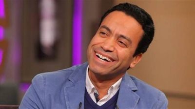 سامح حسين يكسر ملل الحظر بقيادة الدراجة في المنزل