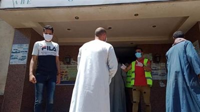 فرق الهلال الأحمر بقنا تنظم المواطنين أثناء صرف منحة الـ 500 جنيه | صور