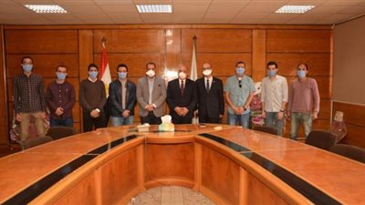 رئيس جامعة أسيوط يستقبل فريق تصميم جهاز تنفس صناعي محلى  لتحدى كورونا