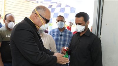 محافظ قنا يتفقد مقرات صرف منحة الـ 500 جنيه للعمالة غير المنتظمة | صور